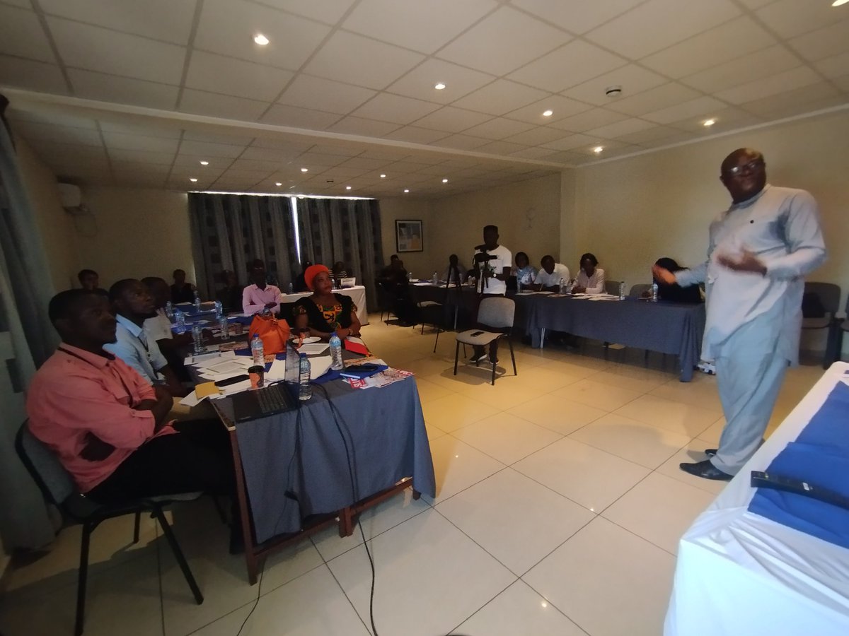 SLURC_FT's tweet photo. Investigating and discussing the #ServicesDelivery in #Freetown's #InformalAres in today's Stakeholder Engagement Workshop, as part of #ConnectedCities Project.
Sharing knowledge collected from and by the community of Portee-Rokupa on access to #Water #sanitation and #Energy https://t.co/mZQJatbtVH