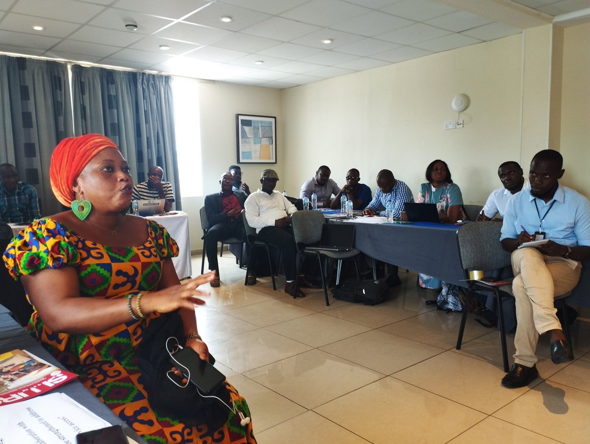 SLURC_FT's tweet photo. Investigating and discussing the #ServicesDelivery in #Freetown's #InformalAres in today's Stakeholder Engagement Workshop, as part of #ConnectedCities Project.
Sharing knowledge collected from and by the community of Portee-Rokupa on access to #Water #sanitation and #Energy https://t.co/mZQJatbtVH