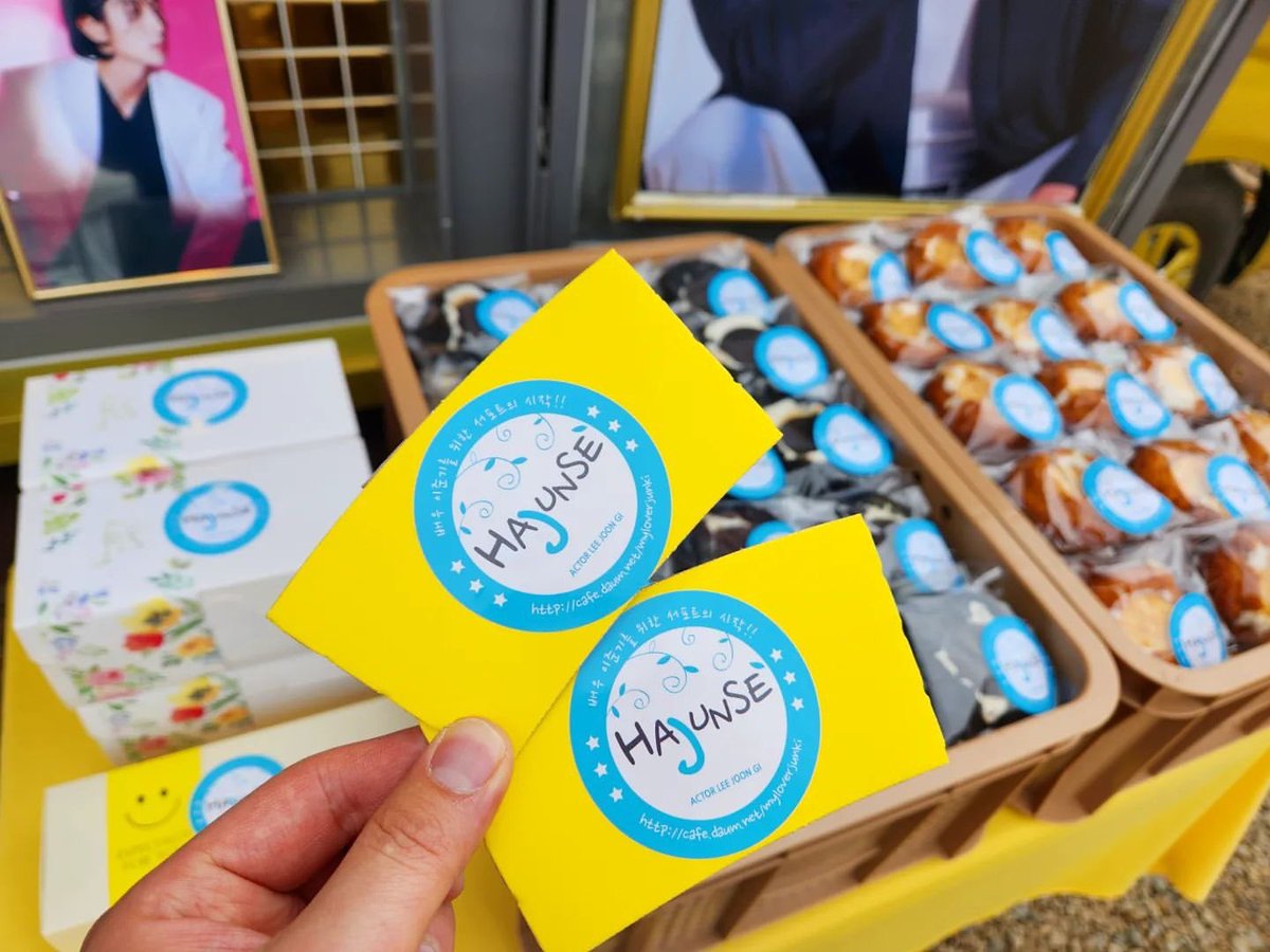 jg_k_drama_417's tweet photo. [Hajunse support delivery report]

🔗 https://t.co/sRmICg93ib

[trans]
We baked a whole bunch of homemade cookies🍪
and delivered 🚚🚚 them to our pretty flower boy
✨️Actor #LeeJoonGi✨️ who was so hard at work filming #ArthdalChronicles Season 2 https://t.co/p6xk4EDdg1
