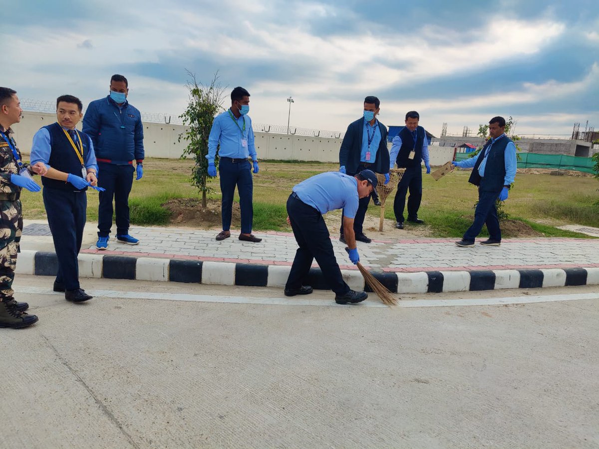 aaihollongi's tweet photo. स्वच्छ, सुंदर व हरित हवाईअड्डा l

Under #SwachhBharat initiative, AAI employees, staff and our stakeholders participated in the cleaning drive at #DonyiPolo Airport, Itanagar 

#ItanagarAirport #cleaningmotivation https://t.co/kZT51yGiVz