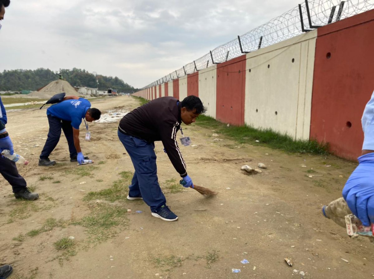 aaihollongi's tweet photo. स्वच्छ, सुंदर व हरित हवाईअड्डा l

Under #SwachhBharat initiative, AAI employees, staff and our stakeholders participated in the cleaning drive at #DonyiPolo Airport, Itanagar 

#ItanagarAirport #cleaningmotivation https://t.co/kZT51yGiVz