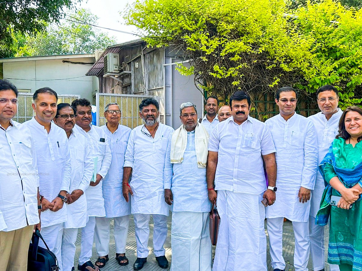 DKShivakumar's tweet photo. ವಿಧಾನಸಭಾ ಚುನಾವಣೆ ಅಭ್ಯರ್ಥಿಗಳ ಪಟ್ಟಿಯನ್ನು ಅಂತಿಮಗೊಳಿಸುವ ನಿಟ್ಟಿನಲ್ಲಿ ದಿಲ್ಲಿಯಲ್ಲಿ ಇಂದು ನಡೆದ ಸ್ಕ್ರೀನಿಂಗ್ ಸಮಿತಿ ಸಭೆಯ ನಂತರ ಒಂದು ನಿರಾಳ ಕ್ಷಣ. https://t.co/qWV4hf1EvS