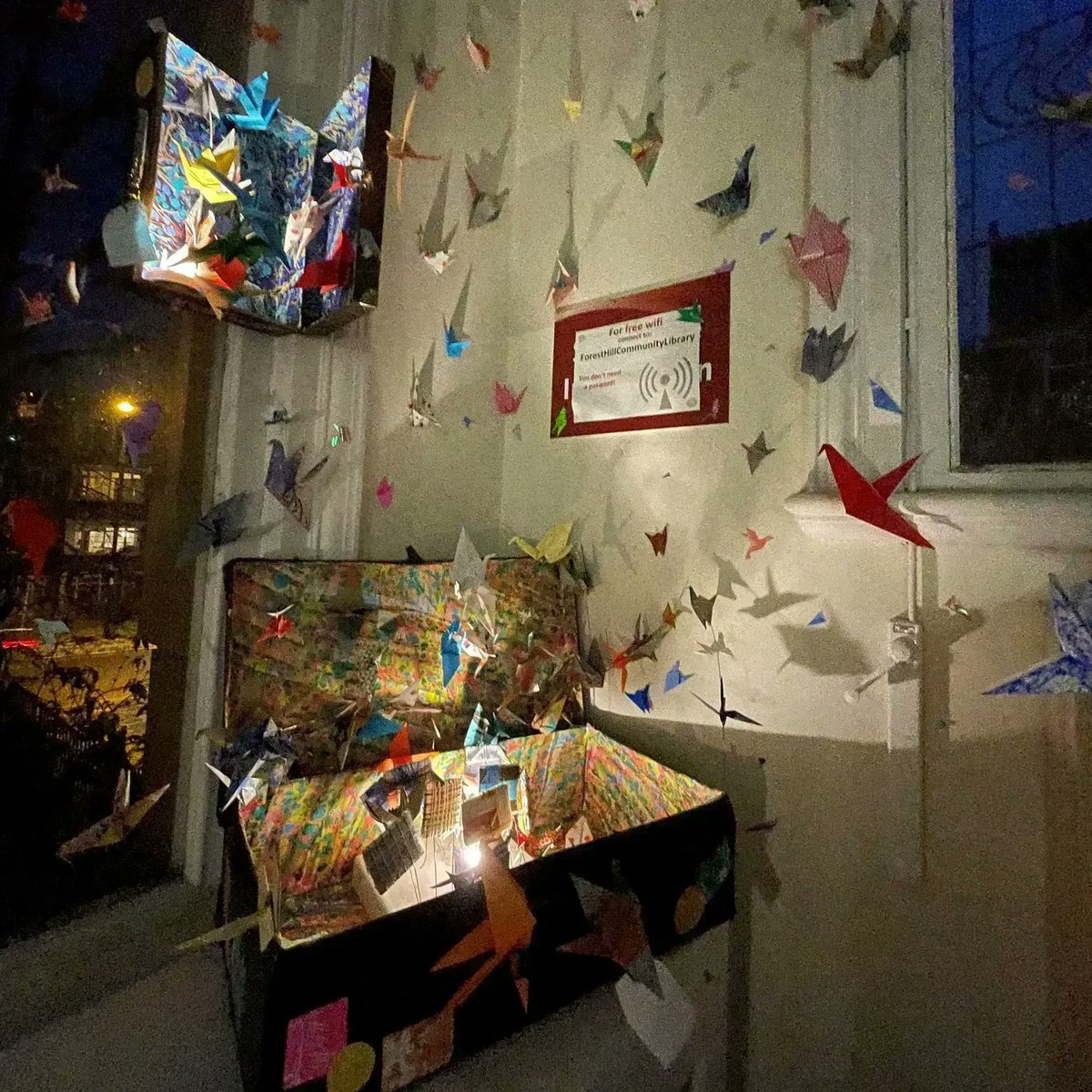 LibrarySE23's tweet photo. Visit the continuation of the borough’s #WALCreativeChallenge at @LibrarySE23 today and see 'Murmuration', the installation created by @annikamcox 
and Alice Burnhope and the community. @cockpit_studios 🎈🎉🎨
@LewishamLibs @WeAreLewisham #SE23 https://t.co/VvJj1Y0pKf