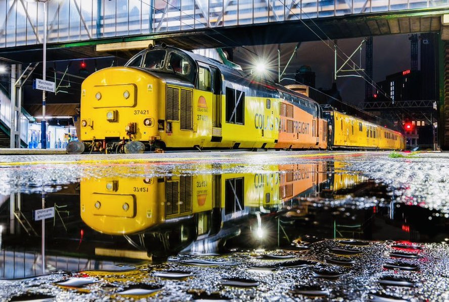 Cracking @ColasRailUK Class 37 reflection, @NetworkRail Manchester Oxford Road.
Credit: Tom McAtee @McateeTom

#RailwayReflection #Reflection #ColasRail #Class37 #NetworkRail #ManchesterOxfordRoad #TomMcAtee