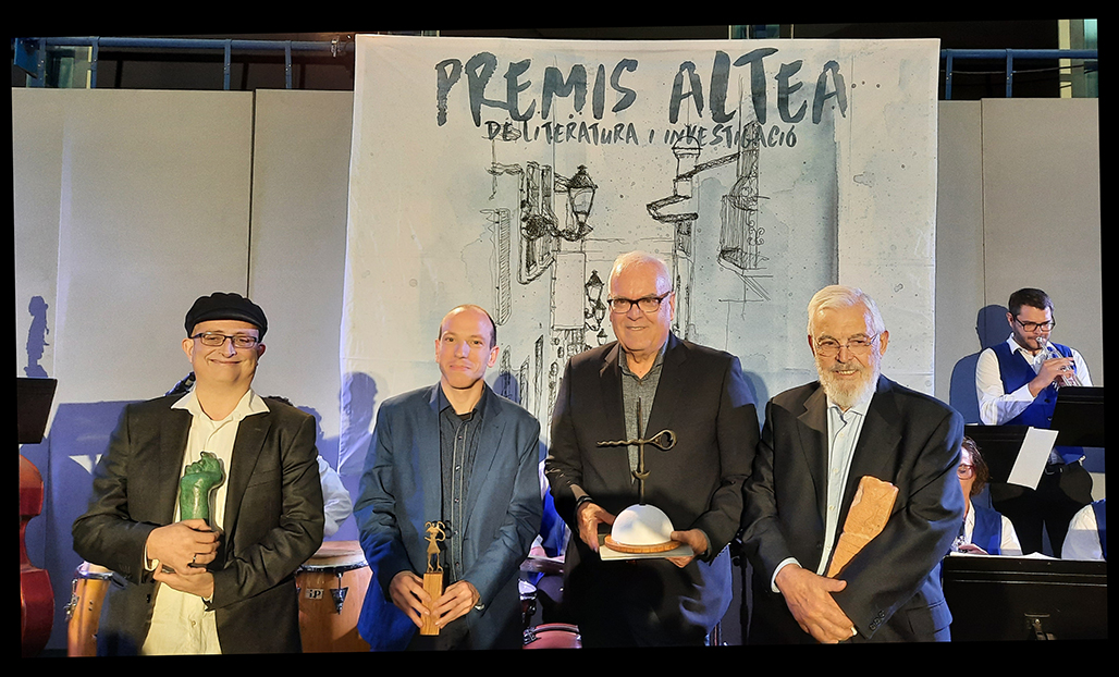 ElRall's tweet photo. 👥 Si parlem d'#IllustresMunicipals, no podem evitar mirar cap a #Altea, ja que el passat cap de setmana van lliurar els #PremisAltea de #Literatura i #Investigació. I hui tenim el plaer de comptar amb els tres guardonats d'aquesta edició! https://t.co/yyPQzVjV5a