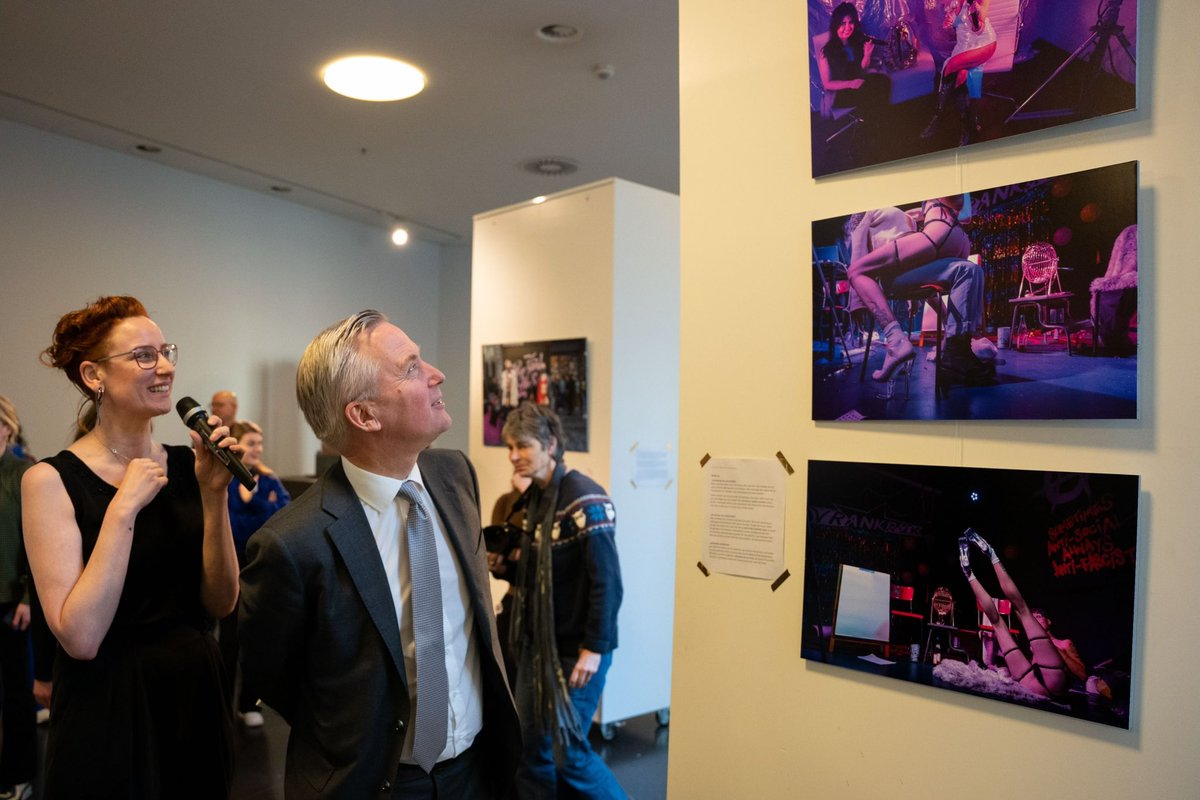 We moeten het stigma op sekswerk doorbreken. Dagelijks ervaren sekswerkers problemen met toegang tot zorg, zakelijke dienstverlening, politie en gemeente. Goed dat op ons ministerie de expositie ’Reimagining Sex Work’ staat tentoongesteld om het eerlijke beeld te laten zien.