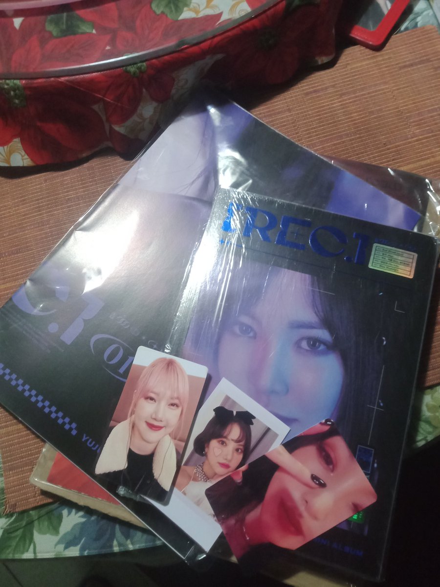 trebleyeo's tweet photo. my first ever kpop album has finally arrived. thank you so much to @yhhsells for the freebies👀 very much appreciated <3 has a few folds on the edges but it's definitely alright!! 💖 thank you so so so much again!! my taylor swift x yuju collection starts here👀
#YHHfeedbacks https://t.co/QHXZl8nlRE