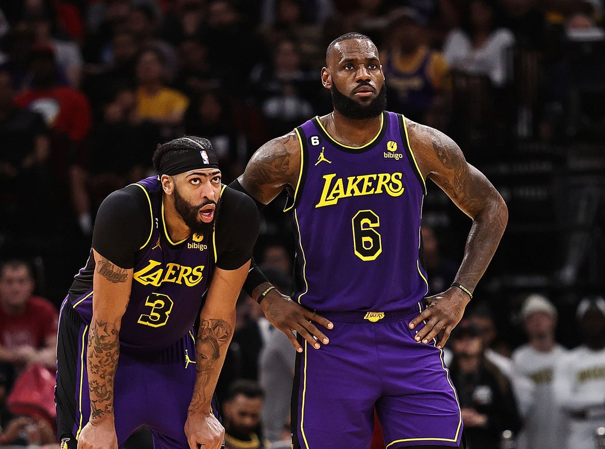 Basket_Infos's tweet photo. LeBron et AD ont joué bien plus que prévu cette nuit et il y a une petite incertitude sur leur présence ce soir face aux Clippers dans un match capital

LeBron : “Je verrai comment mon pied va lorsque je sortirai du lit.”

Quant à AD, il est prévu qu’il ne fasse pas les back-to-backs, mais là c’est un cas particulier

“Je n’ai pas fait de back-to-back depuis longtemps. On fera un call demain matin et on verra à partir de là.”