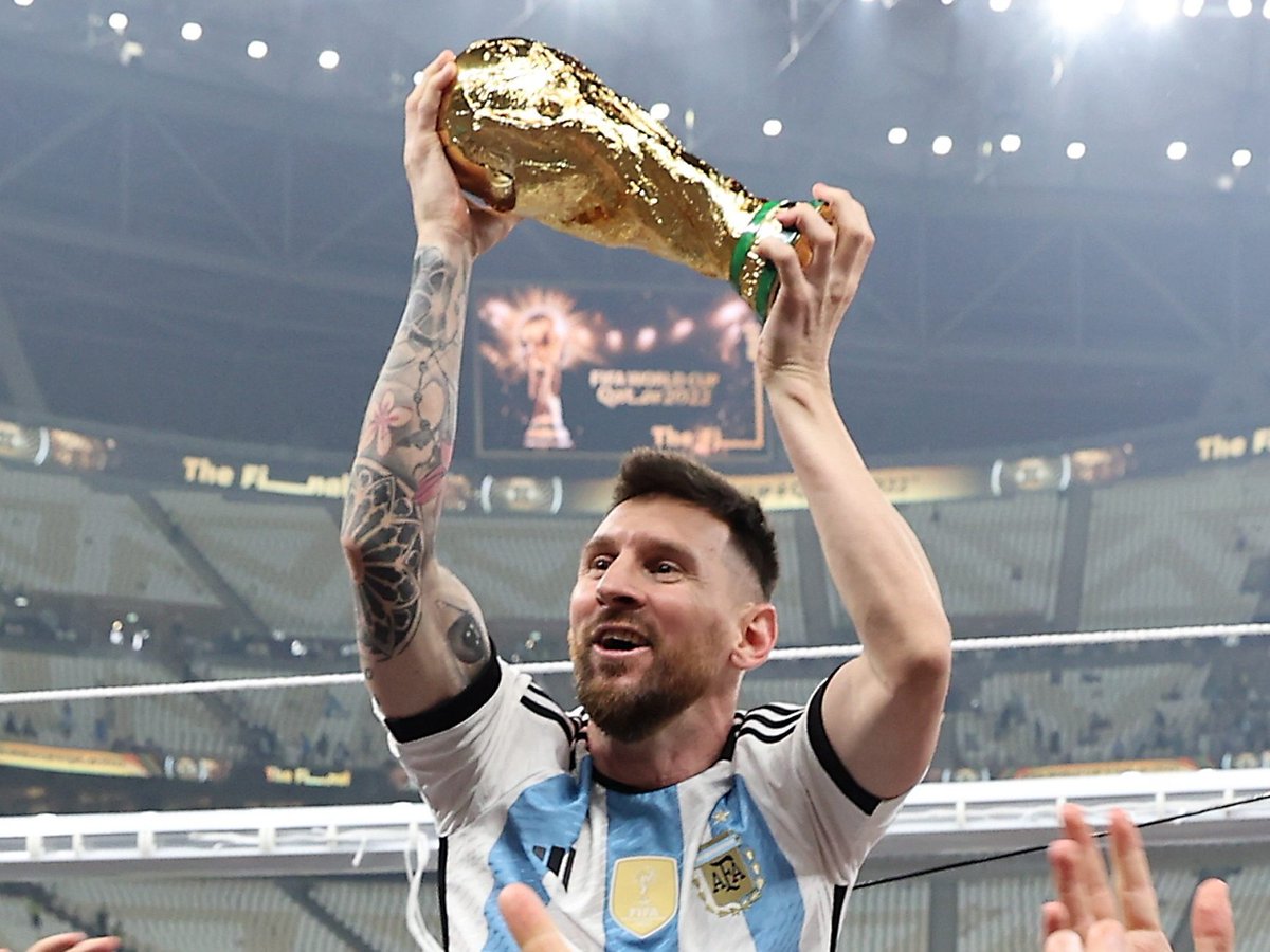 leomessi10 tweet media