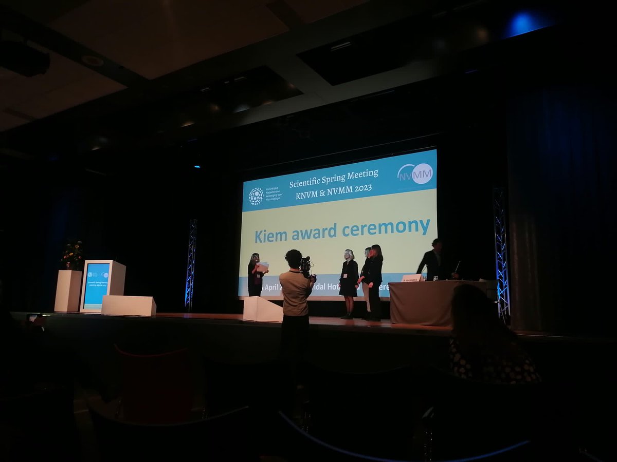 Renée Kapteijn, PhD (@kapteijnrenee) on Twitter photo Honoured to receive the Kiem award at the KNVM SSM 2023 for my first publication: doi.org/10.1038/s41467… Also, a first to speak in front of so many people in the plenary session! 🥳 Huge thanks to everyone involved in the project! 💪🏻 <a href="/KNVM_online/">KNVM</a> <a href="/ClaessenLAB/">The Claessen Lab</a> <a href="/GillesvanWezel/">Gilles van Wezel 💙💛</a> Honoured to receive the Kiem award at the KNVM SSM 2023 for my first publication: doi.org/10.1038/s41467… Also, a first to speak in front of so many people in the plenary session! 🥳 Huge thanks to everyone involved in the project! 💪🏻 <a href="/KNVM_online/">KNVM</a> <a href="/ClaessenLAB/">The Claessen Lab</a> <a href="/GillesvanWezel/">Gilles van Wezel 💙💛</a>