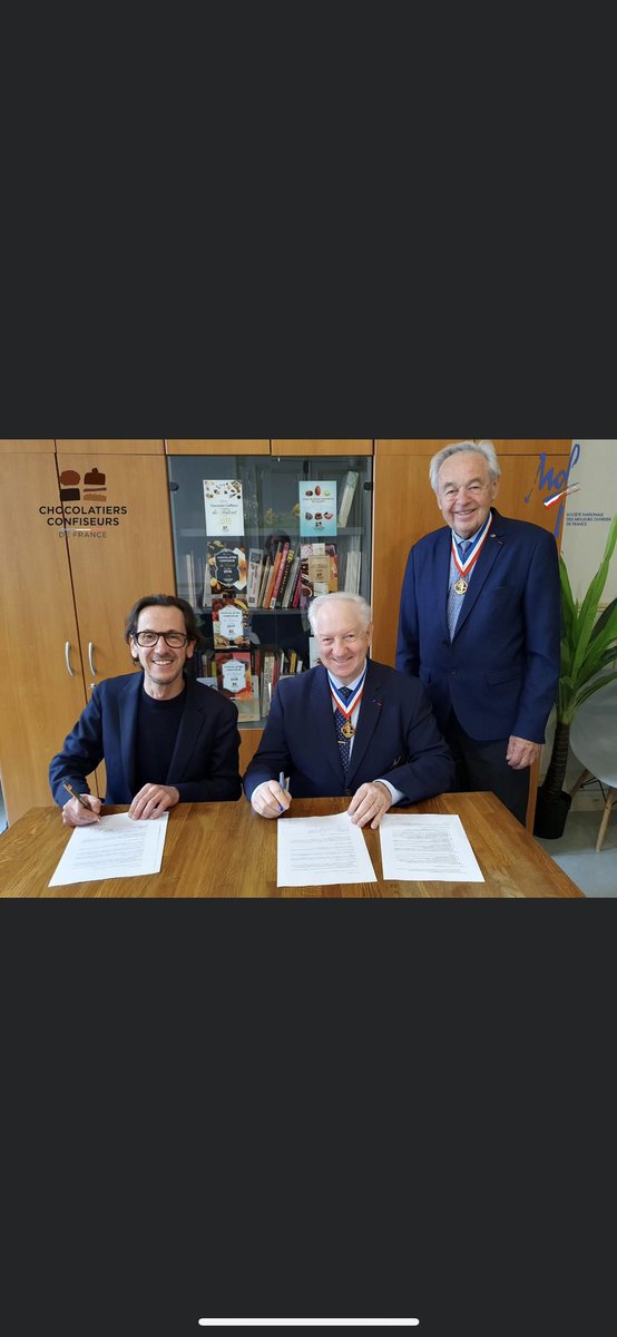 CConfiseurs's tweet photo. Signature de la convention pour le MAF Chocolat et Confiserie entre la Société Nationale des MOF et votre Confédération. 
Un concours = un diplôme 
#chocolat #maf #mof #confiserie https://t.co/dzcay8w0o5