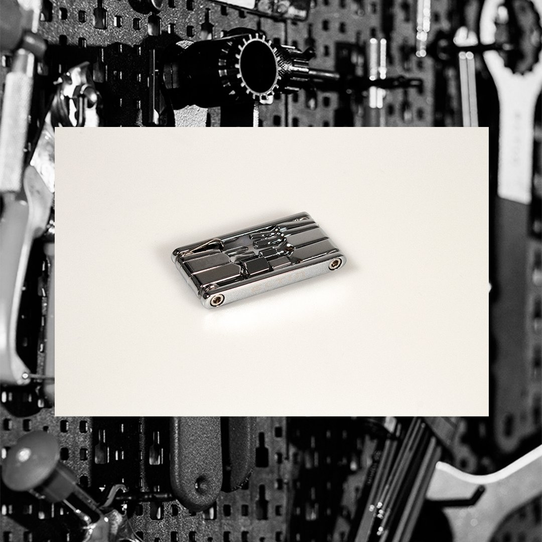 La llave multiherramientas de bicicleta mini plana 8 en 1 es perfecta para llevar en tus salidas.

✅¡Soluciona cualquier imprevisto con sólo 56 gramos!

🔧Cabezas: Allen 2-3-4-5-6 / Phillips 1 / Torx 25 / Plana 5
📐55x27x9mm