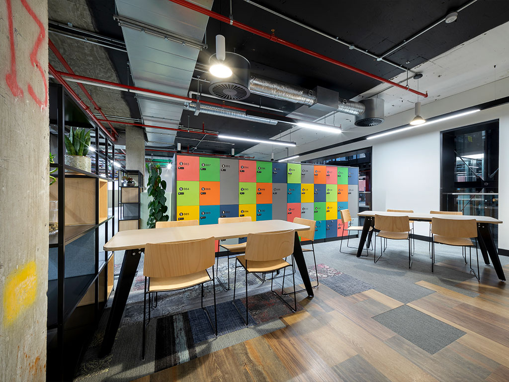 _Staverton_'s tweet image. The #agileoffice relies on #storage to house people’s belongings and keep shared spaces tidy. Our BX range of #SmartLockers is up to the task and is our most customisable to date. Change colours, add drawers, include post slots, add plants and more ⬇️
staverton.co.uk/storage-office…