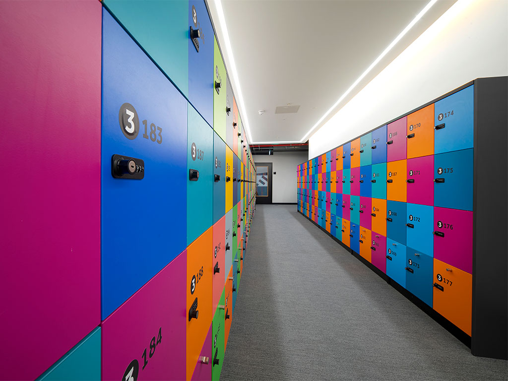 _Staverton_'s tweet image. The #agileoffice relies on #storage to house people’s belongings and keep shared spaces tidy. Our BX range of #SmartLockers is up to the task and is our most customisable to date. Change colours, add drawers, include post slots, add plants and more ⬇️
staverton.co.uk/storage-office…