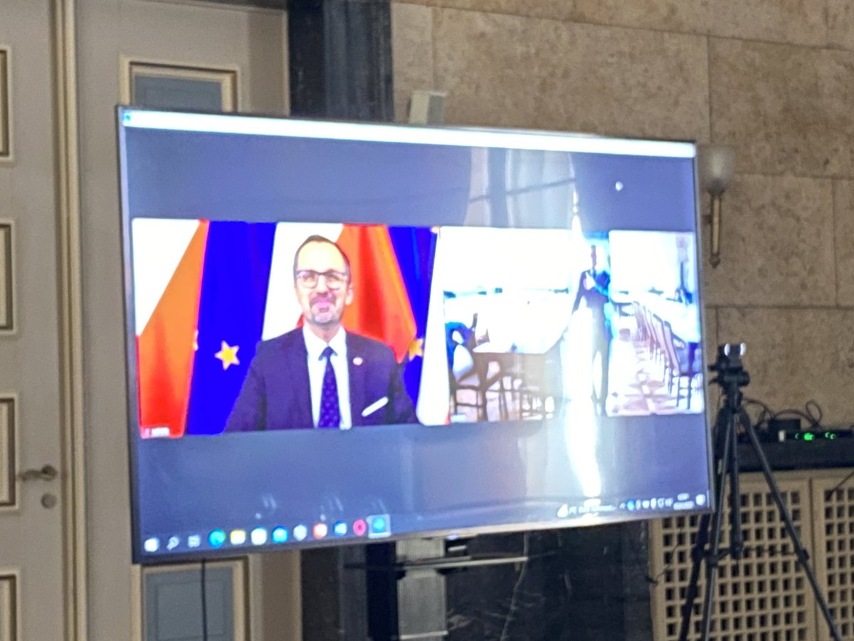 MiroslawSuchon's tweet photo. Dziś spotyka się Wojewódzka Rada Dialogu Społecznego w Katowicach. Tematem jest przebieg Kolei Dużych Prędkości w woj. #Śląskie
👉 Pierwszy raz musiałem przedzierać się przez strażników, którzy bronią dostepu do Sejmiku, aby dotrzeć na miejsce dialogu 🤦♂️ #KDP #CPK #WRDS https://t.co/UitJARaLIX