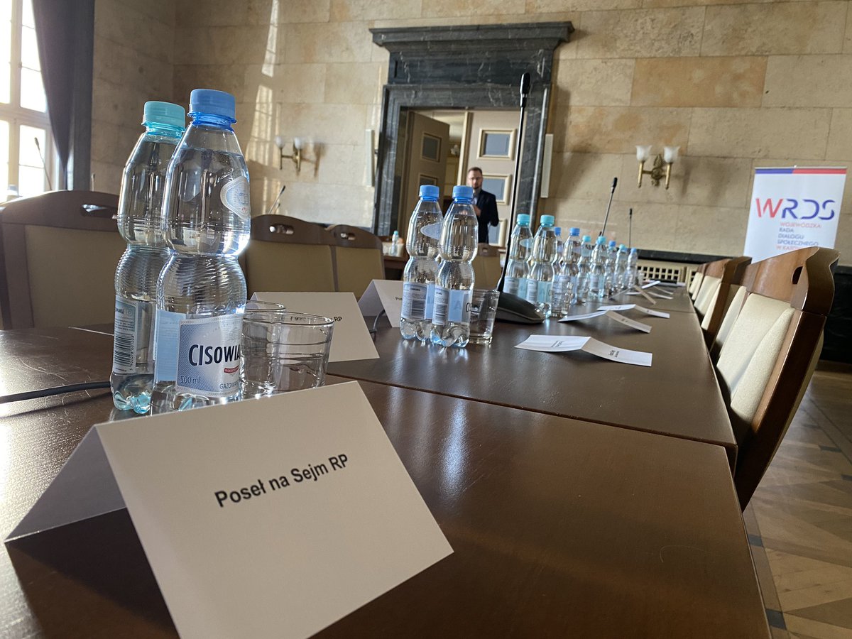 MiroslawSuchon's tweet photo. Dziś spotyka się Wojewódzka Rada Dialogu Społecznego w Katowicach. Tematem jest przebieg Kolei Dużych Prędkości w woj. #Śląskie
👉 Pierwszy raz musiałem przedzierać się przez strażników, którzy bronią dostepu do Sejmiku, aby dotrzeć na miejsce dialogu 🤦♂️ #KDP #CPK #WRDS https://t.co/UitJARaLIX