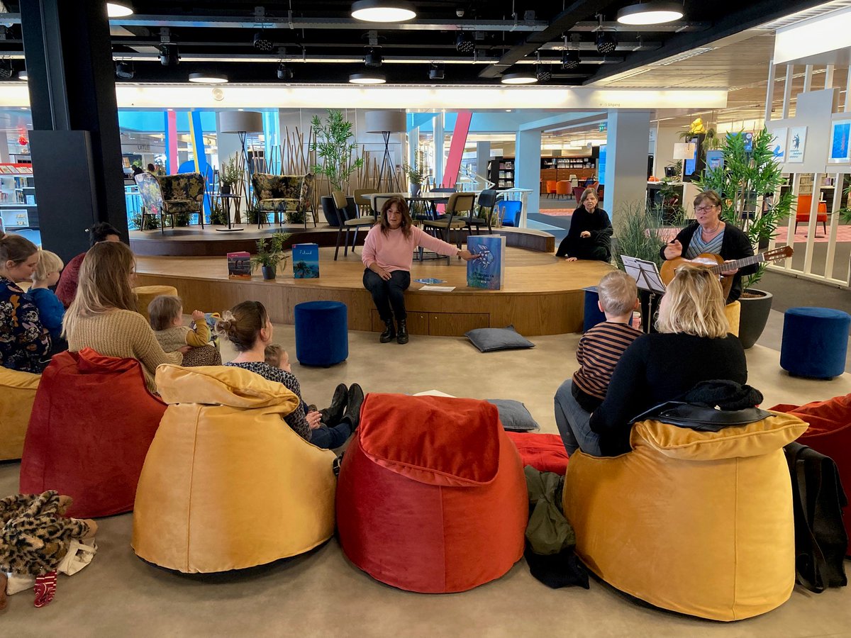 dezbnl's tweet photo. Peutertje Luister @dezbnl Er werd voorgelezen, gezongen, gespeeld met water en geknutseld. Weer een leerzame en gezellige activiteit op ons mooie #Plein! Iedere eerste woensdag van de maand ben je welkom van 10.30-11.00 u. #peuters #bibliotheek #voorlezen #dezb #middelburg #taal https://t.co/oXMuzJUMbN