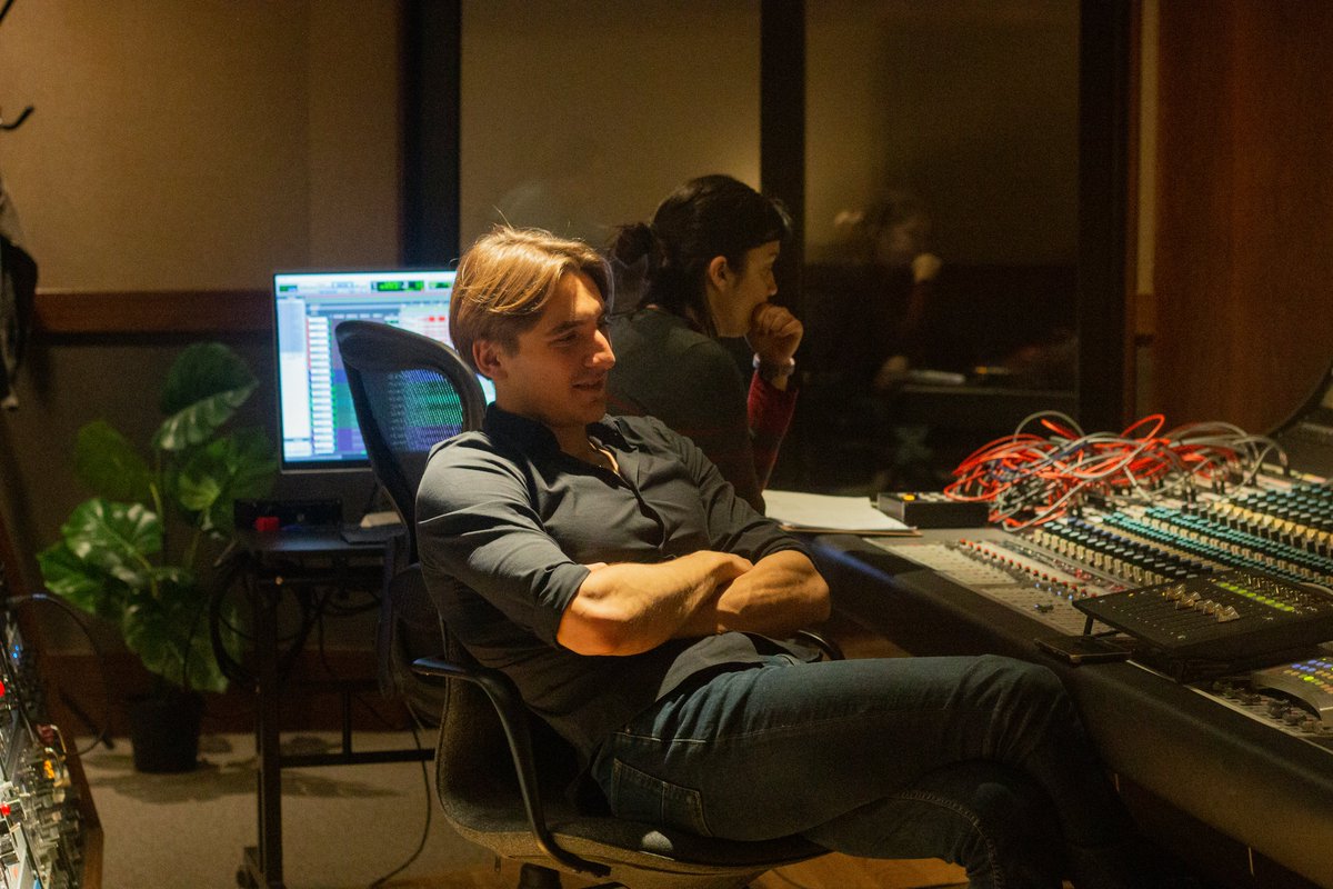 The pianist Marco Poingt was recording his next album with a formidable group of people in Studio A. Our staff engineer Bárbara Santos was in charge of the session, where the good vibes reigned.
#MarcoPoingt #ArdaRecorders #arda #recordingstudio #progear #prostudio #proaudio