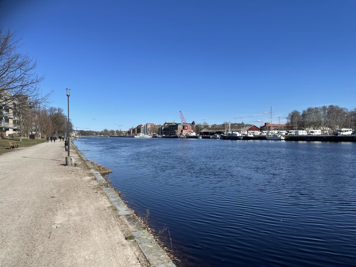 linamag007's tweet photo. Spring is on it’s way! Beautiful weather, Sun is shining, blue sky! My Happy-level is on top! #spring #sunnywalk #Sweden https://t.co/PkmXiTzOOQ