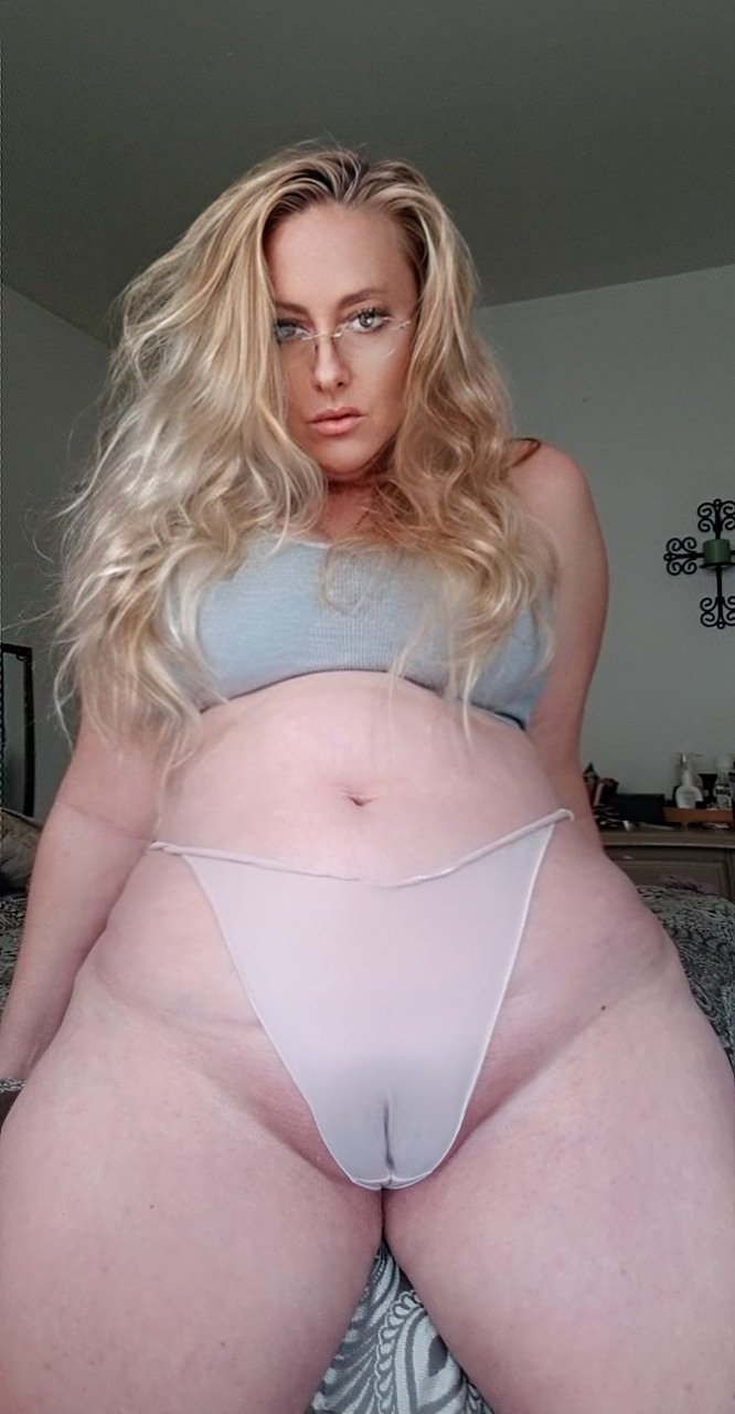 Eat !🍽 #curvy #cougarwives #olderwomen #onlyfans #naturalbody https://t.co/GdZg673zzJ