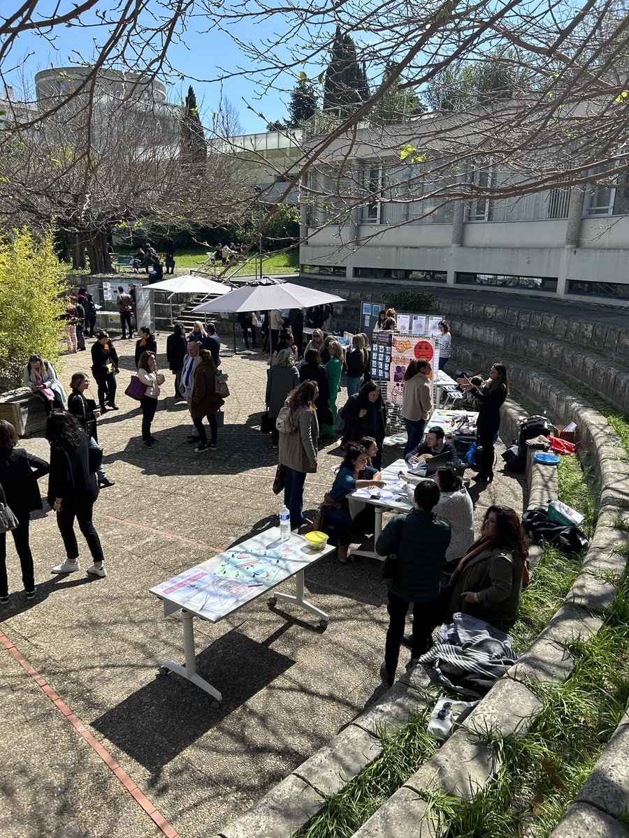 CardieNice's tweet photo. La #JAPI2023 bat son plein sous le soleil. Rencontres informelles d’acteurs innovants entre les pins, inventeurs et bricoleurs pédagogiques autour du bassin. 
Les présents butinent dans les stands idées et contacts dans une ambiance sympathique et professionnelle 😉 https://t.co/0xOD1x6eyn