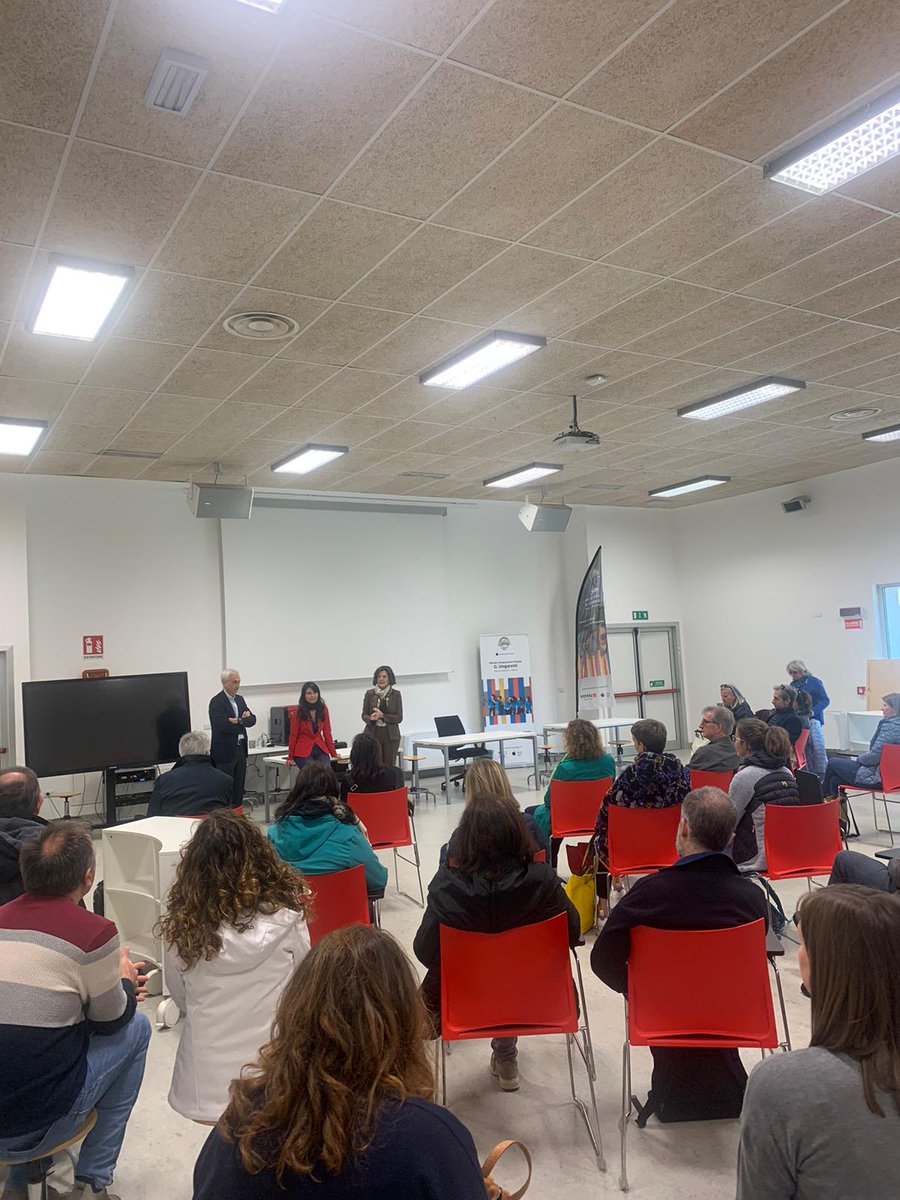 Tuttoscuola's tweet photo. Oggi in visita all’IC Ungaretti di #Melzo con la terza delegazione di scuole trentine accompagnate dalla sovraintendente Viviana Sbardella. 50 persone tra #DS e #docenti alla scoperta della #scuola lombarda, modello di #innovazione metodologica e #didattica https://t.co/5Xu6aCV4Tu