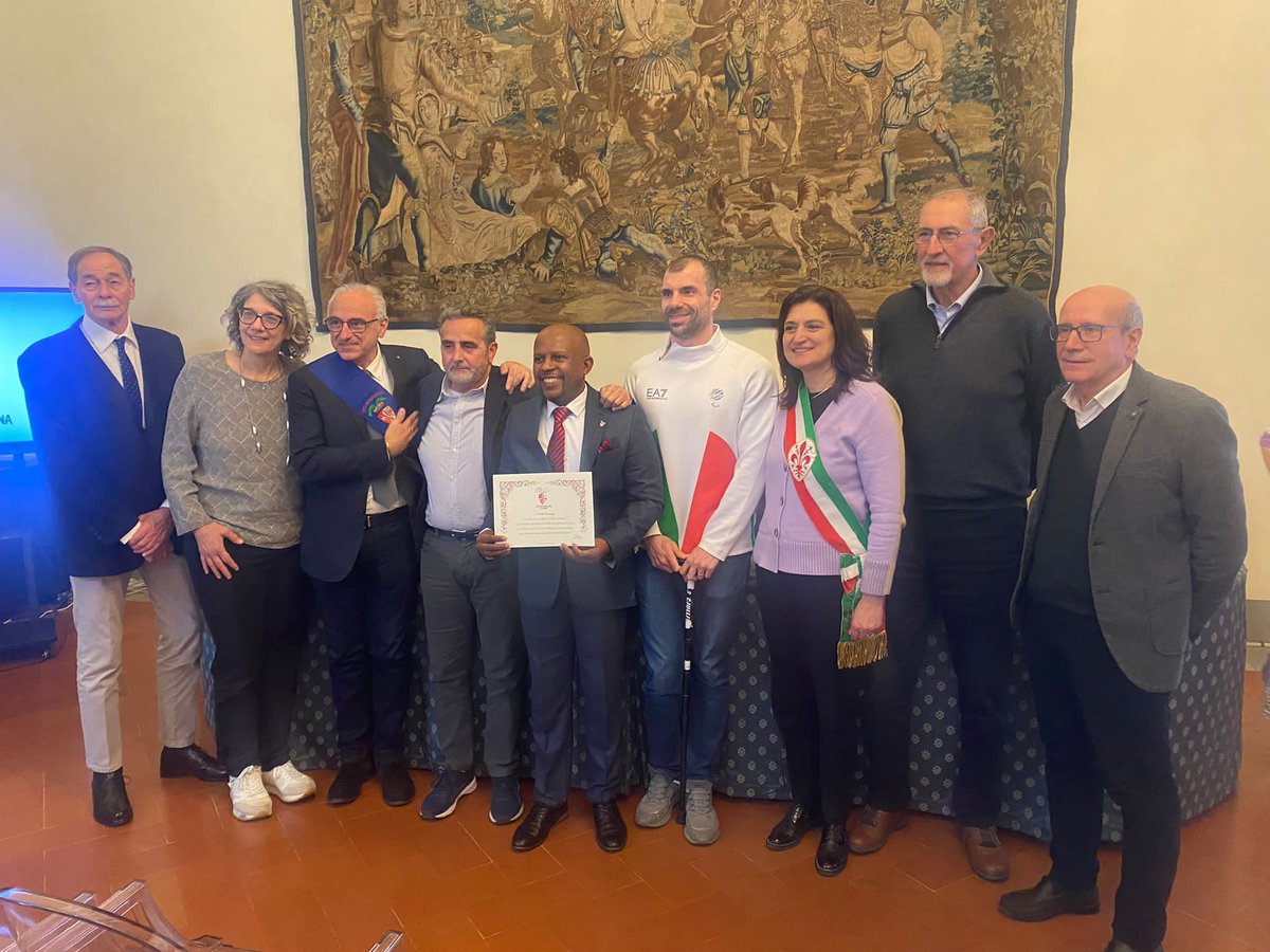 sellohatang's tweet photo. Yesterday, I received an award from the Metropolitan City of Florence for the work we are doing to build bridges in pursuit of a more inclusive and bonded society. This work is a call to action for justice and for all of us to play our part to build communities bonded by humanity https://t.co/sptXjvSuU8