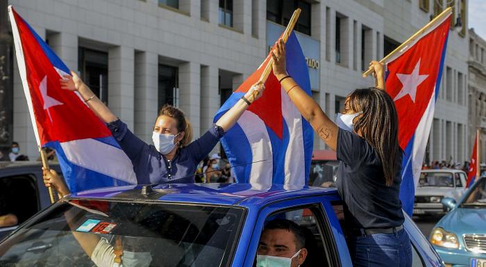 KatrinaDeCuba's tweet photo. Alzar la bandera cubana 🇨🇺 siempre será un honor para los revolucionarios de esta tierra ✊ https://t.co/Oo96qkK9vG