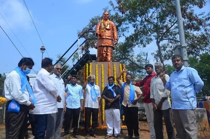 vsrcpm's tweet photo. విజయవాడ లోని తుమ్మలపల్లి కళాక్షేత్రం ఎదురుగా ఉన్న బాబూ జగజ్జీవన్ రామ్ విగ్రహాం వద్ద నివాళులు అర్పిస్తూ......
సిపిఎం రాష్ట్ర కార్యదర్శి వి శ్రీనివాసరావు
#vsrcpm #CPIMAP #vsrinivasarao #CPM #VSR #KVPS https://t.co/HbkiXYh86l