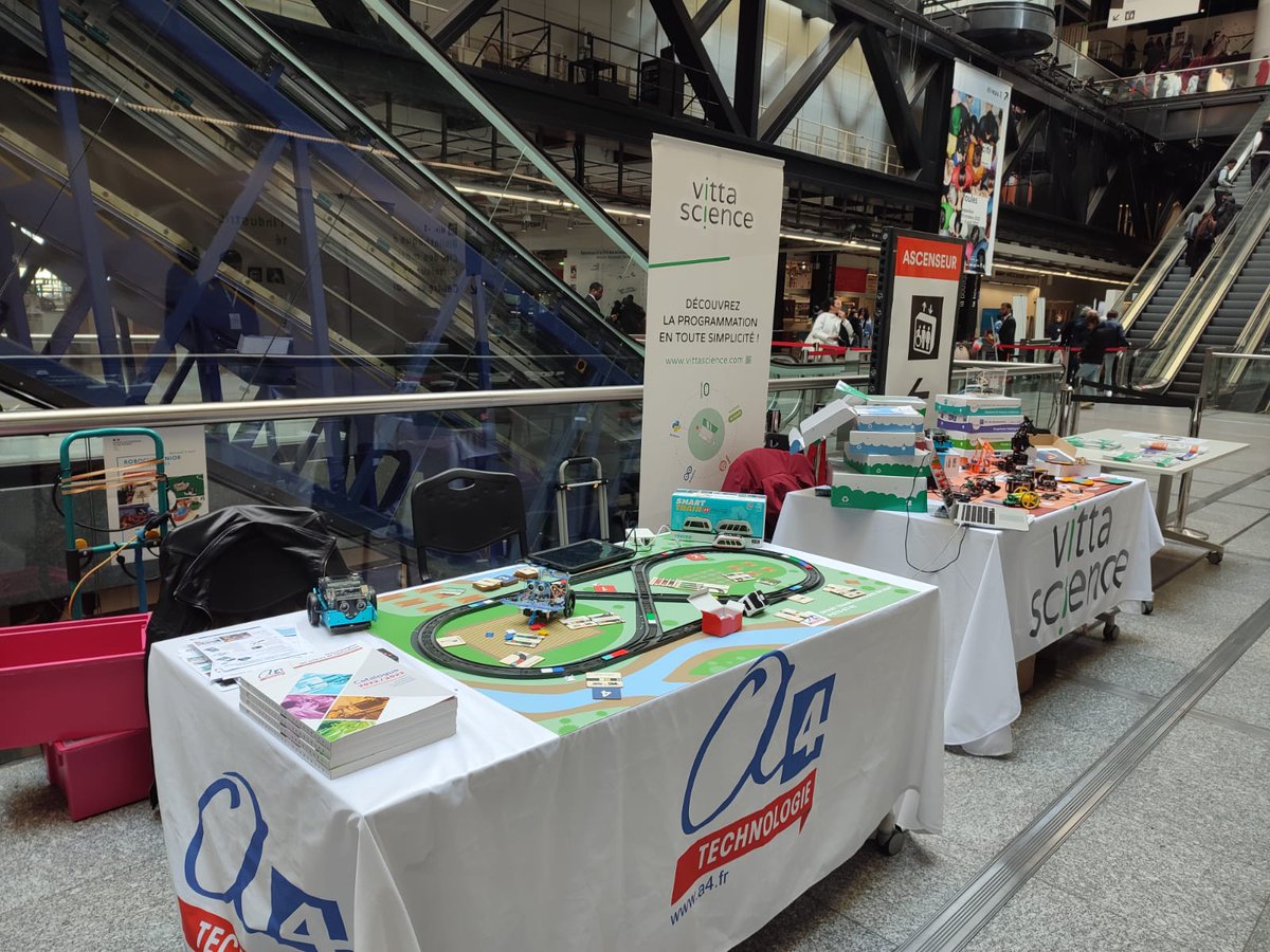 Que le combat commence ! La <a href="/RoboCupJuniorFr/">RoboCup Junior France</a>, c'est aujourd'hui au niveau 0 🤖

Jusqu'à 16h, venez observer les prouesses de robots s’affrontant autour d’un match de foot, d’une chorégraphie et d’un parcours d’obstacles.