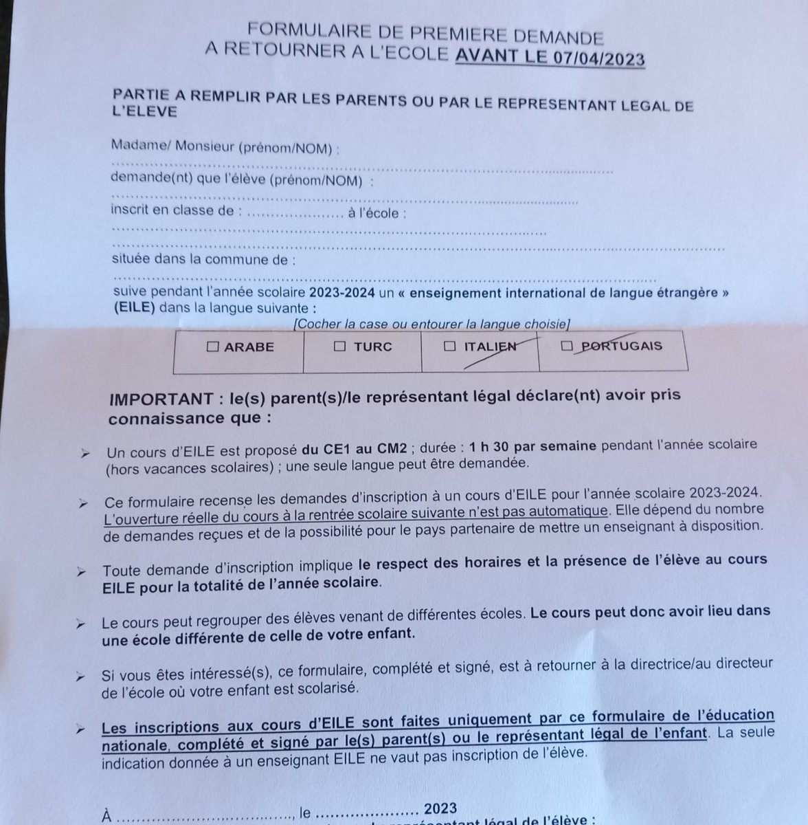 enzo2578's tweet photo. Mot dans le cahier de texte de mon enfant ce jour sachant qu'Italien et Portugais étaient déjà rayés...

Tt va bien en Fronce... https://t.co/jDBqWHp9GK