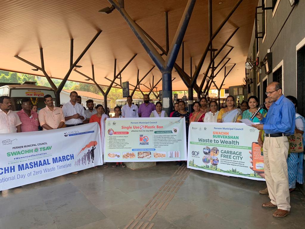 PernemC's tweet photo. Pernem Municipal Council as a part of #Swachhotsav2023 organised #swachhatamashalmarch along with Municipal Staff, Self help group members, Councillors etc on 29th March 2023 and also took Swachhata Pledge. #swachhbharatmissionurban https://t.co/fKZK8Wq0mh