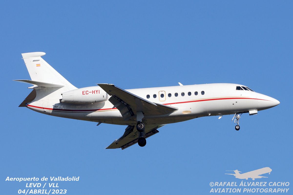 AlvarezCacho's tweet photo. A primera hora de la mañana de ayer 4 de Abril dos #bizjets visitaron el @AeropuertoVll ambos llegando desde #MadridBarajas Un @bombardierjets #Challenger 350 de @AvconAirCharter #AvconJet y un @DassaultFalcon 2000 de @GrupoGestair. Aquí les vemos en corta final para pista 05. https://t.co/bCx4es70uz