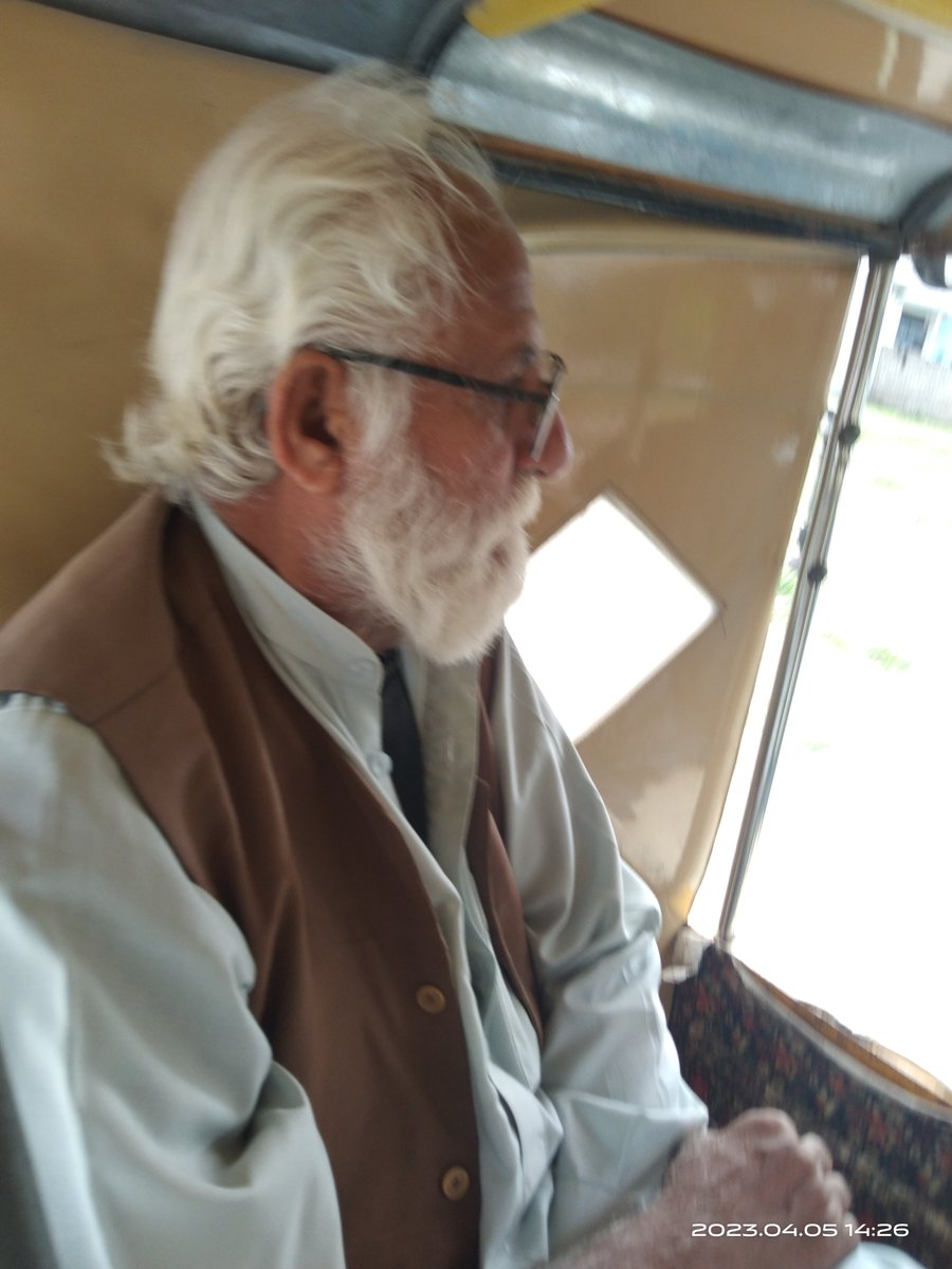 سفید بال لمبے مونچھیں  بدن پہ برف جیسی سفیدی ۔۔ مجھ سے تو ایسے بابے دیکھے نہیں جاتے دل کرتا ہے اسی پہ جھپٹ پڑوں ۔۔ انکے کپڑے پھاڑ کے گھوڑا بناؤں ۔