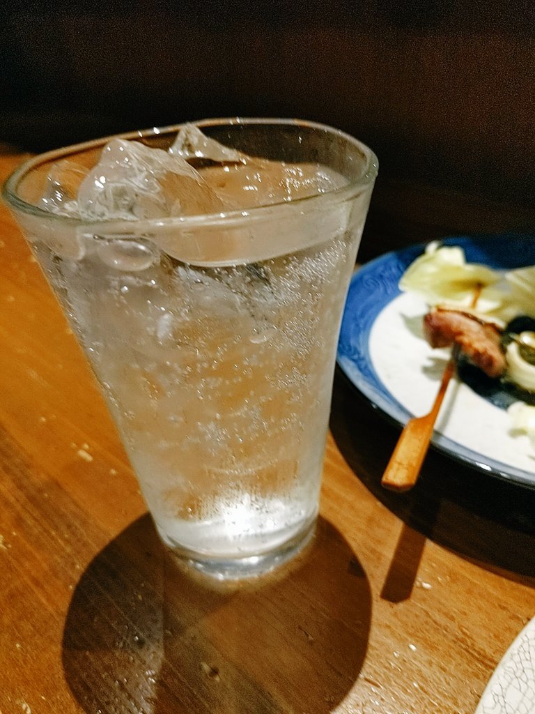 vithco723's tweet photo. 天草大王のたたき。
これはたまらん。
ビール、レモンサワーときて、やっぱり飲まなきゃね球磨焼酎。

天草酒造の　米焼酎　天草　古酒　を店主のおすすめでソーダ割り。
古酒というだけでまろみがあるのにソーダ割りにするなんて、なんて爽やかな甘み！

これは大人のポカリスエットだ。 https://t.co/97dYSxqVko