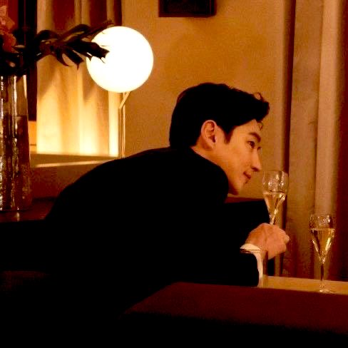 lunasafestplace's tweet photo. Bisous, Gili &amp; Luhde.

—————————

Lee Je Hoon short au. https://t.co/sODou8utMX