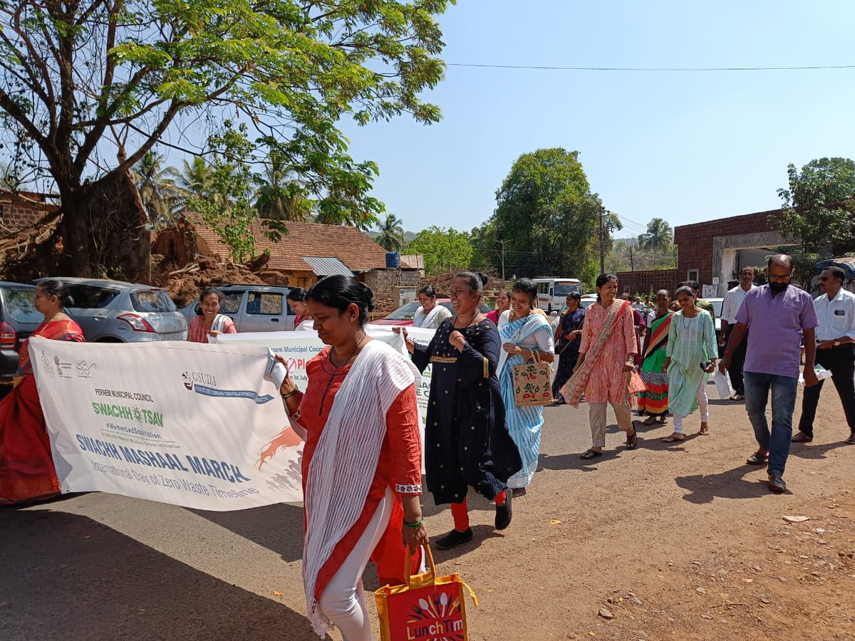 PernemC's tweet photo. Pernem Municipal Council as a part of #Swachhotsav2023 organised #swachhatamashalmarch along with Municipal Staff, Self help group members, Councillors etc on 29th March 2023 and also took Swachhata Pledge. #swachhbharatmissionurban https://t.co/fKZK8Wq0mh