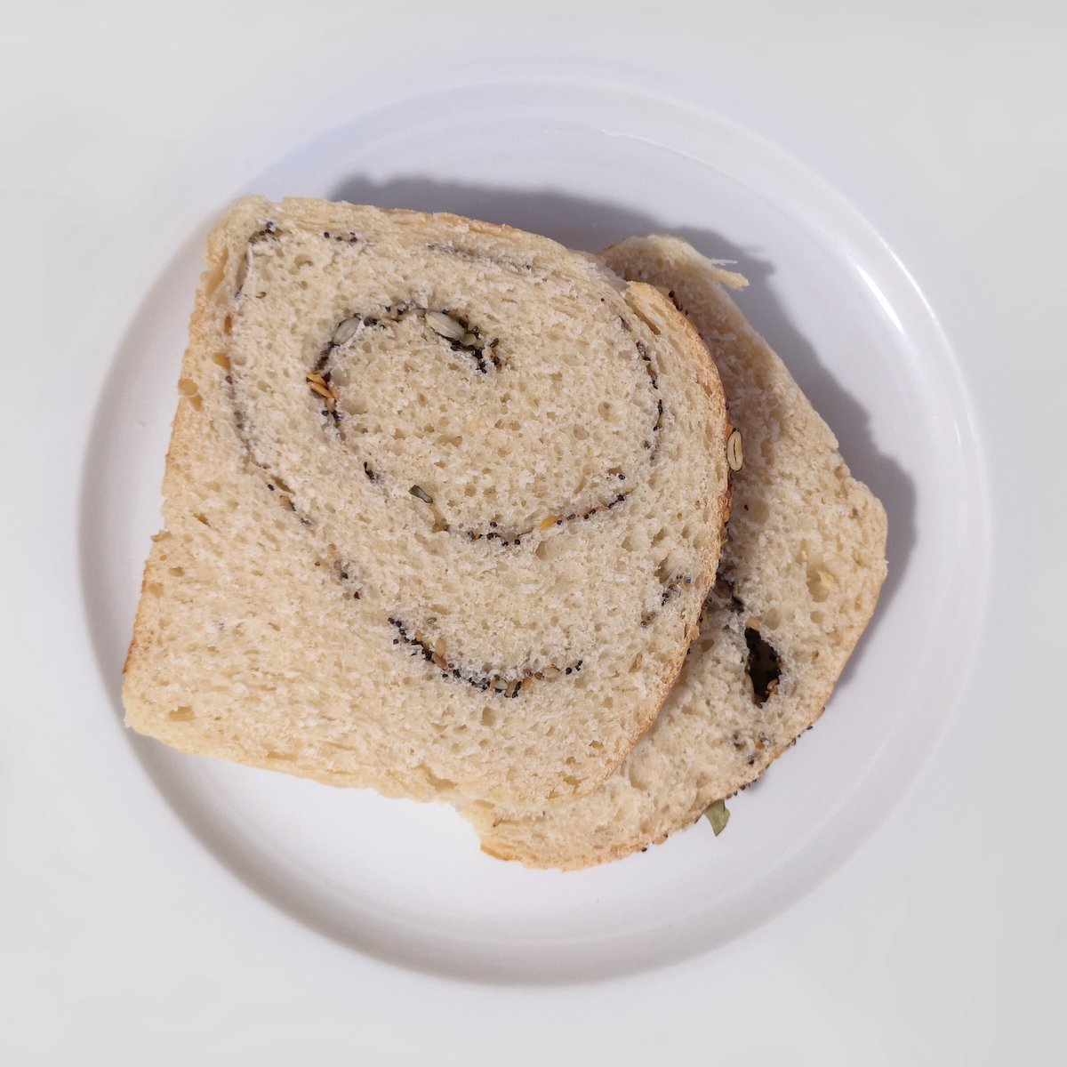 lechoneo's tweet photo. ¡Qué distinto es el pan de molde hecho en casa del que podemos encontrar en el supermercado! #Hoycomemos acompañando la comida con este #pancasero con mezcla de semillas que encontramos en el blog del @elamasadero: https://t.co/mKuxXoWRJD. ¡Cuánto aroma y suavidad!
#yopanarra https://t.co/P1ZgIAUpIo