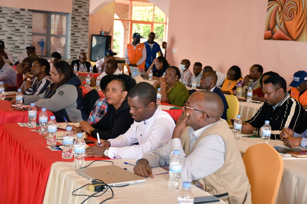RwandaWest's tweet photo. Umushinga #UbureziIwacu wa #USAID ufasha abana kwiyungura ubumenyi mu birebana no gusoma no kwandika mu rugo iwabo n’aho batuye, ukaba ushyirwa mu bikorwa na @WVRwanda, @Imbuto,  #HumanityInclusion, #AEE na DUHAMIC ADRI. https://t.co/BcIiICAlJK