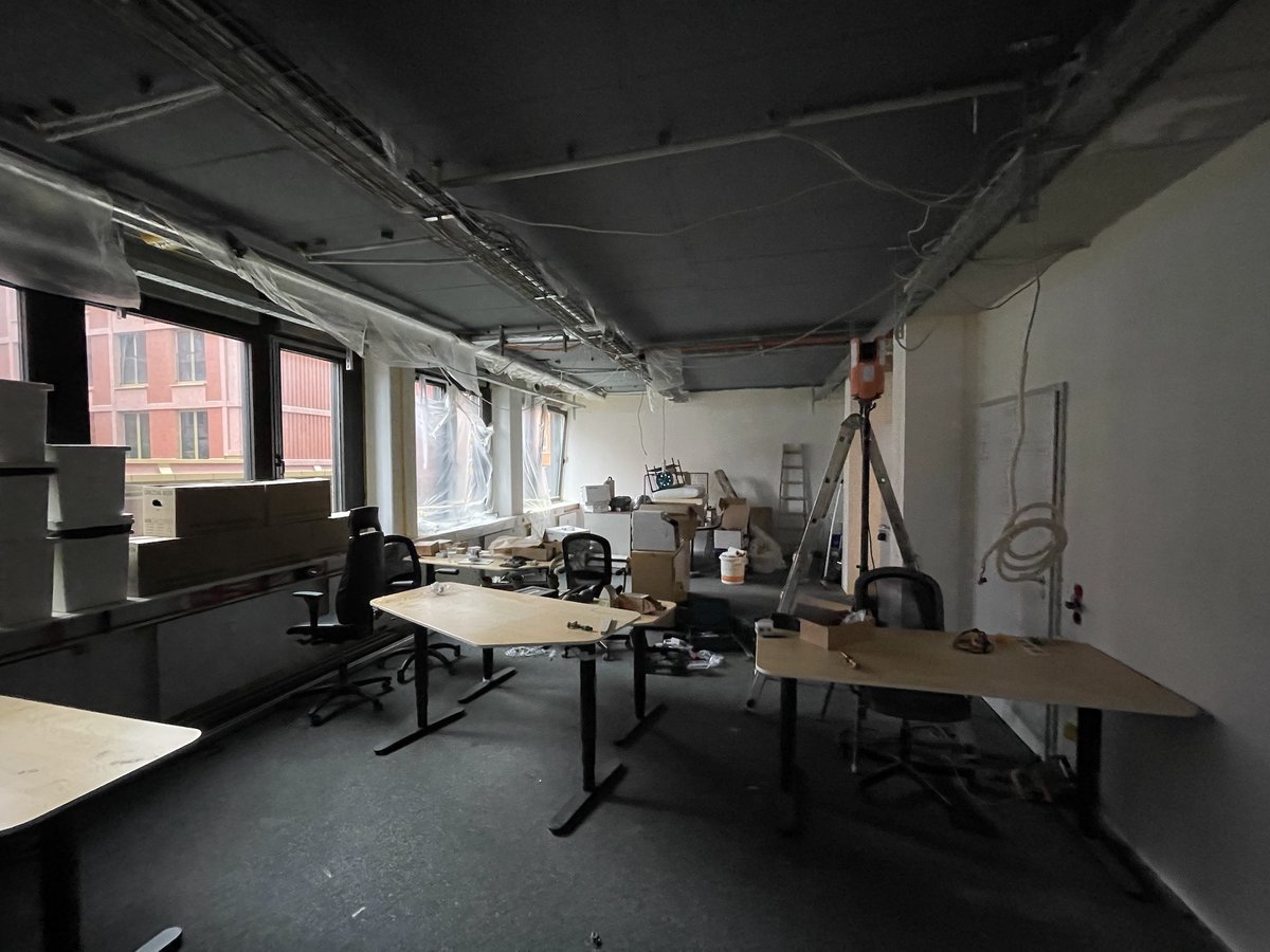 lh_agentur's tweet photo. Und weil wir auch noch lange im Werksviertel bleiben wollen haben wir uns im Jahr 2022 dazu entschlossen unser Büro grundsätzlich zu renovieren. Raus mit dem 70er-Jahre Charme, rein mit einem kreativen Loft, in dem wir arbeiten können! (Dez. 2022) https://t.co/MtbKKW8z0u