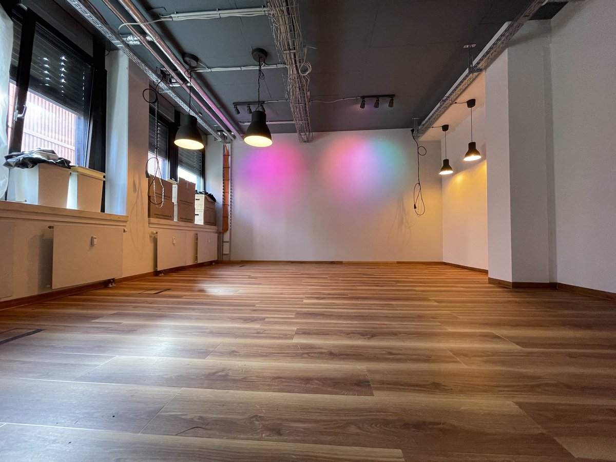 lh_agentur's tweet photo. Und weil wir auch noch lange im Werksviertel bleiben wollen haben wir uns im Jahr 2022 dazu entschlossen unser Büro grundsätzlich zu renovieren. Raus mit dem 70er-Jahre Charme, rein mit einem kreativen Loft, in dem wir arbeiten können! (Dez. 2022) https://t.co/MtbKKW8z0u