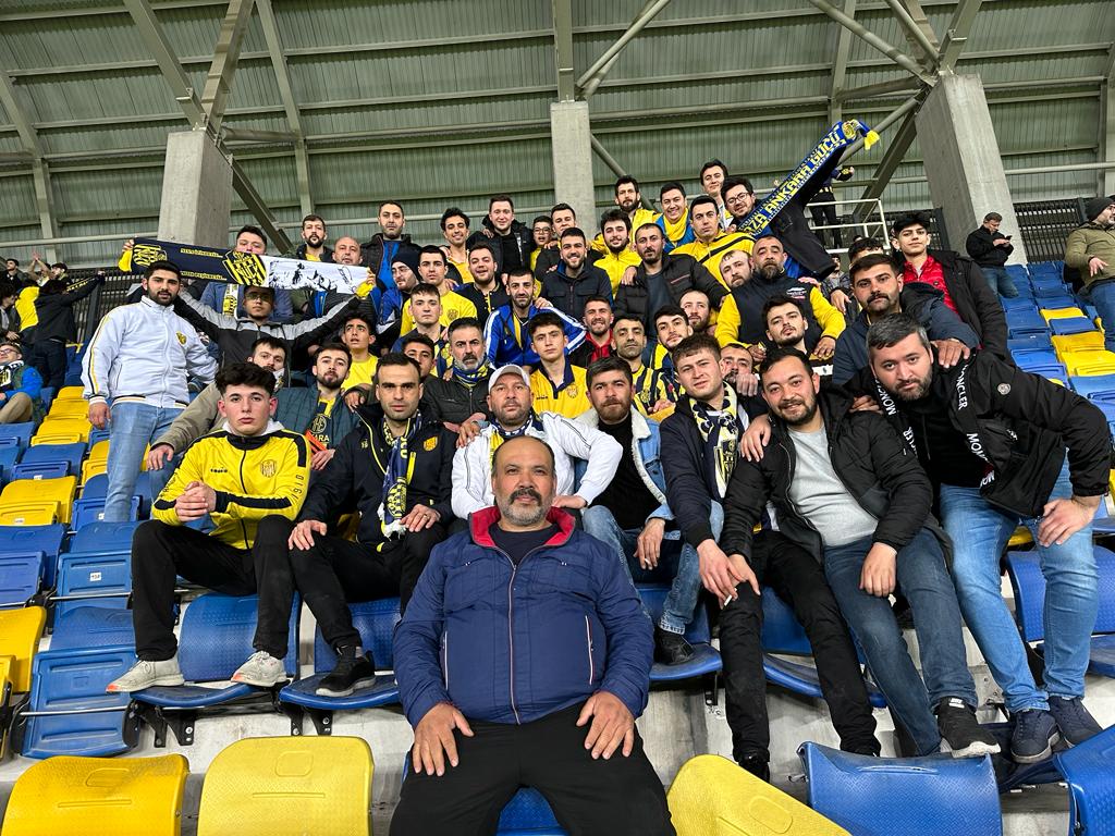 YunusEm39736102's tweet photo. Yolun sonu şampiyonluk olsun ANKARAGÜCÜM Allah birliğimizi beraberliğimizi bozmasın fero dayının arkasında Ankaragücünün yanındayız her daim Şampiyonluk için saldır Ankara 💛💙 @Kupabeyi @Ankaragucu https://t.co/f9qY7pkdOa