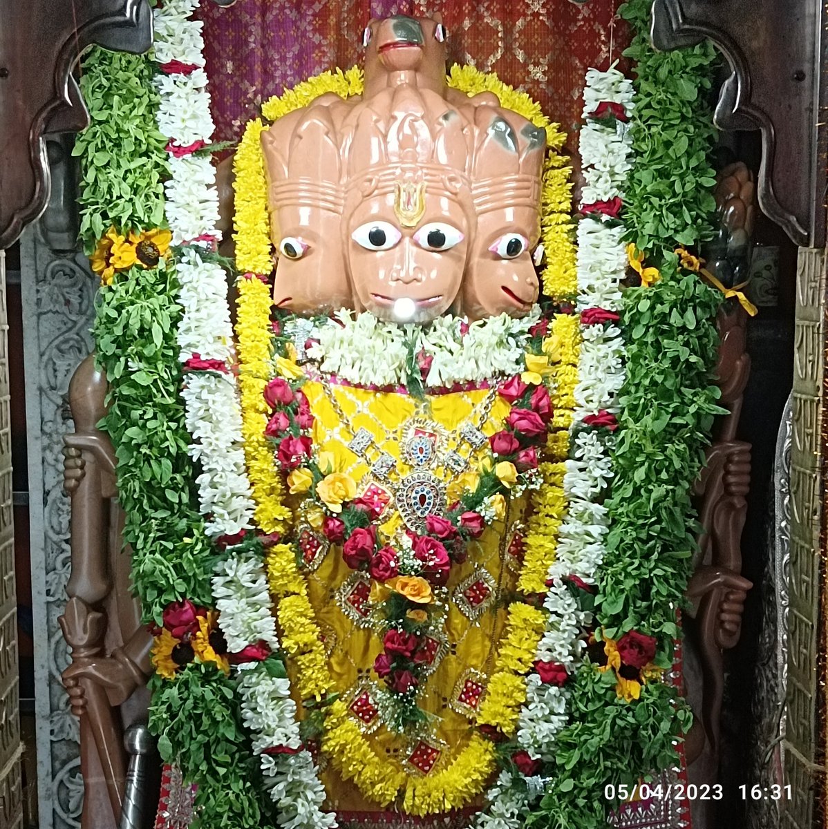 rajakatrabalaji's tweet photo. सिद्धपीठ  राजाकटरा, कोलकाता वाले श्री श्री पंचमुखी हनुमान जी का संध्या श्रृंगार एवं दर्शन।
दिनांक 05 अप्रैल 2023, दिन - बुधवार।

बाबा आपकी सभी मनोकामनाएं पूर्ण करें। https://t.co/iaisaMqmQR
