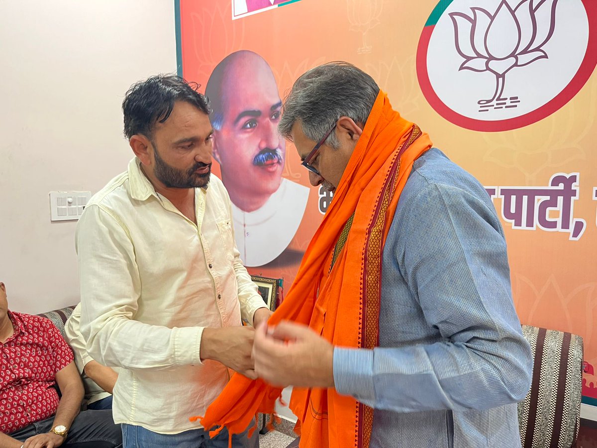 Laxminarayan4B's tweet photo. आमरे विधायक एवं पूर्व प्रदेश अध्यक्ष आदरणीय @DrSatishPoonia जी को मिल कर उनको उपनेता प्रतिपक्ष चुने जाने पर बधाई प्रेषित कर उनका मार्गदर्शन प्राप्त किया। 2023-24 चुनावो मे युवाओं की भूमिका पर चर्चा कर नागौर जिले के युवा एवं किसान साथियों की BJP के साथ होने का विश्वास दिलाया। https://t.co/7ZWUeNTpOP