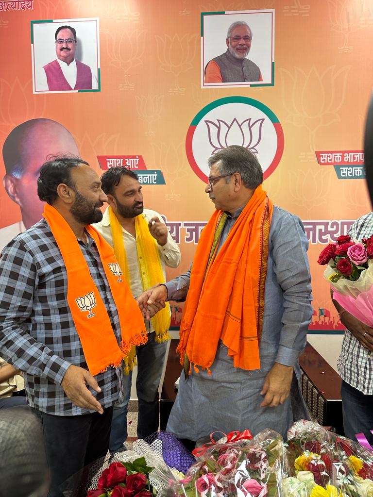 Laxminarayan4B's tweet photo. आमरे विधायक एवं पूर्व प्रदेश अध्यक्ष आदरणीय @DrSatishPoonia जी को मिल कर उनको उपनेता प्रतिपक्ष चुने जाने पर बधाई प्रेषित कर उनका मार्गदर्शन प्राप्त किया। 2023-24 चुनावो मे युवाओं की भूमिका पर चर्चा कर नागौर जिले के युवा एवं किसान साथियों की BJP के साथ होने का विश्वास दिलाया। https://t.co/7ZWUeNTpOP