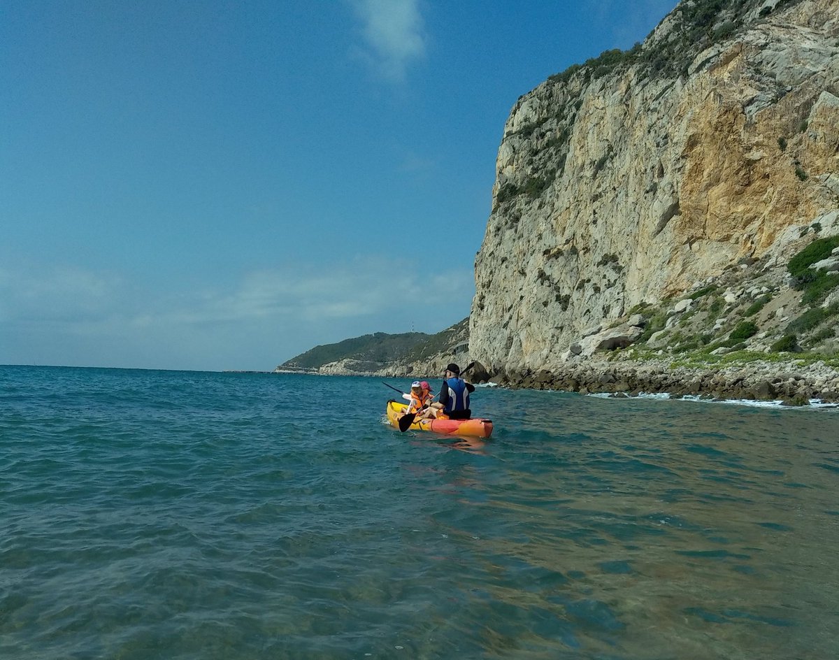 Disfrutando del buen tiempo mientras descubrimos el Parque Natural del Garraf y su costa en Kayak 😍🚣‍♀️
#haciaelsup #kayak #garraf #sitges #barcelona