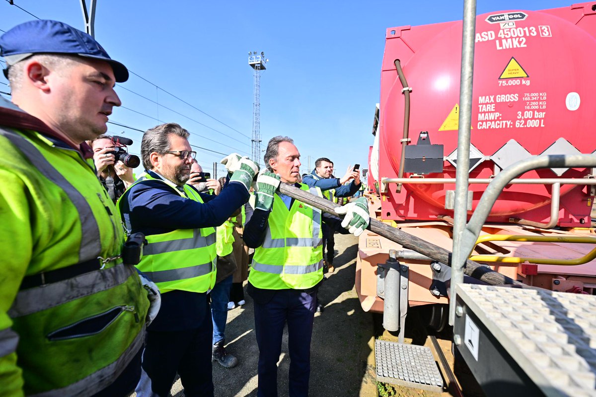Benoit__Gilson's tweet photo. Transporter ➕ de marchandises, ➕rapidement et à moindre coût par le 🚉 ? C’est notre objectif commun avec @Infrabel_FR, le @PortofAntBruges, #Railport et @LineasForce en ouvrant officiellement la gestion neutre de la bosse de triage d’Anvers-Nord pour toutes les entreprises 🚉 https://t.co/VlsDk1QXzv