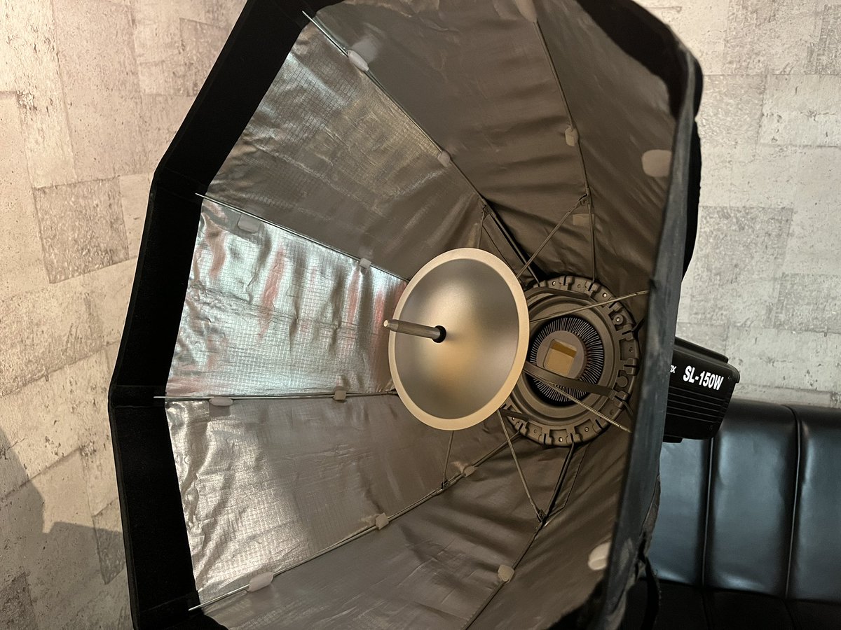 PacksStudio's tweet photo. 【ソフトボックス】

照明を使った人物の撮影では、
照射範囲が限定的だったり、
光が硬かったりがあると思います！

そこでソフトボックスです！
まろやかになります(抽象的)

弊社ではサイズ違いで用意してますので、
撮影環境に応じた照明セッティングで撮影いたします！ https://t.co/65UQxMGBQ2