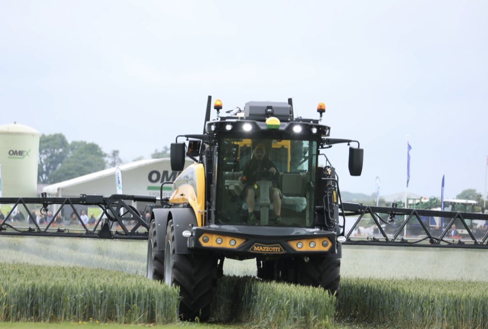 CerealsEvent's tweet image. At Syngenta's stand you can watch drone demos, learn about Syngenta 3D Ninety, Easyconnect and to celebrate with the FSOOTY Award Nominees and Winners.  #syngenta #sprayers #crops #fsooty23 #arable
