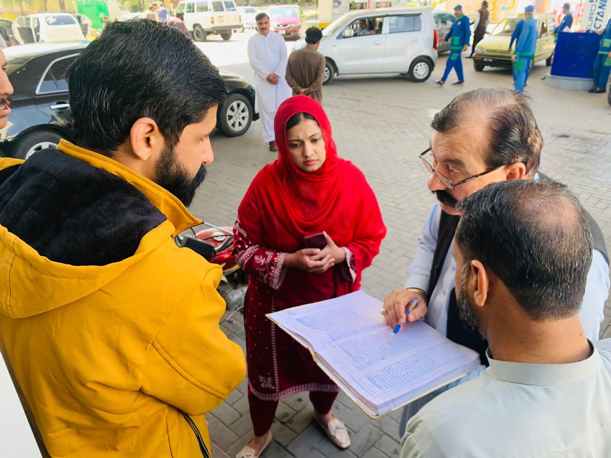 LDICTOfficial's tweet photo. On the directions of higher authorities,  Director Industries and Labour checked fuel stations for weights and measures. Record of Labour working on fuel stations has been called as well. 
@Noormengal_ 
@dcislamabad 
@ICTA_GoP https://t.co/4mFptALtph